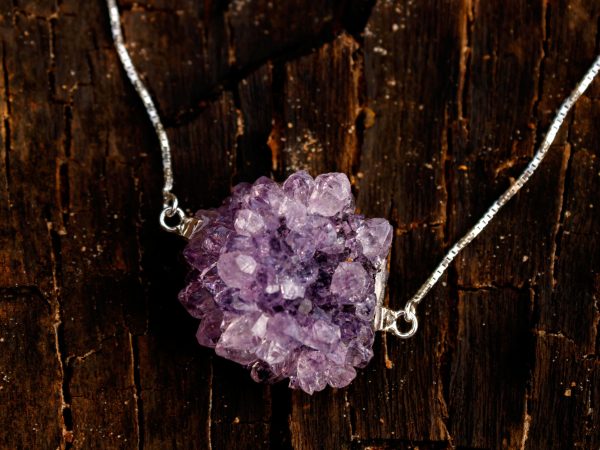 Dicas de colares de pedras naturais: elegância e sofisticação no seu look