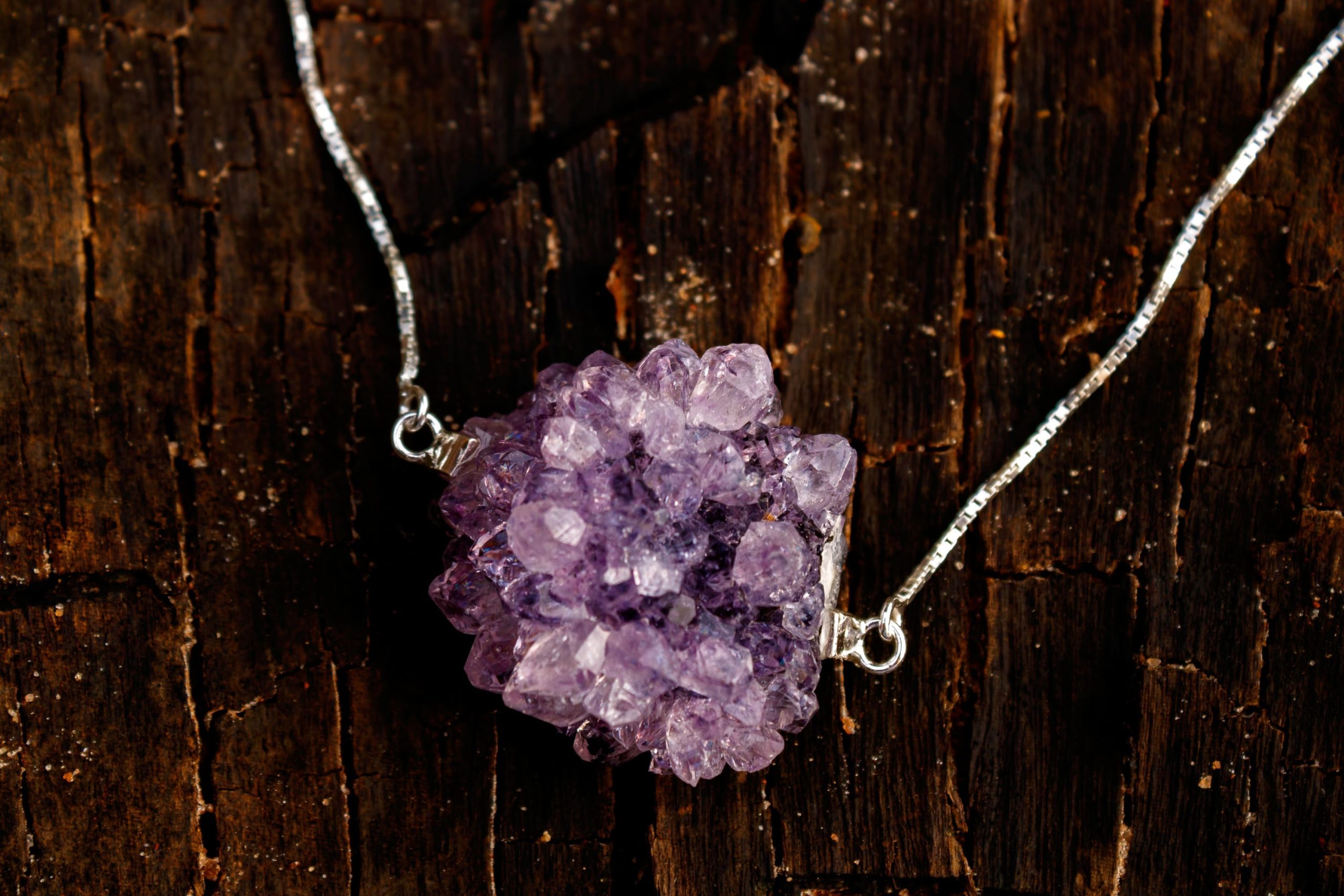 Dicas de colares de pedras naturais: elegância e sofisticação no seu look