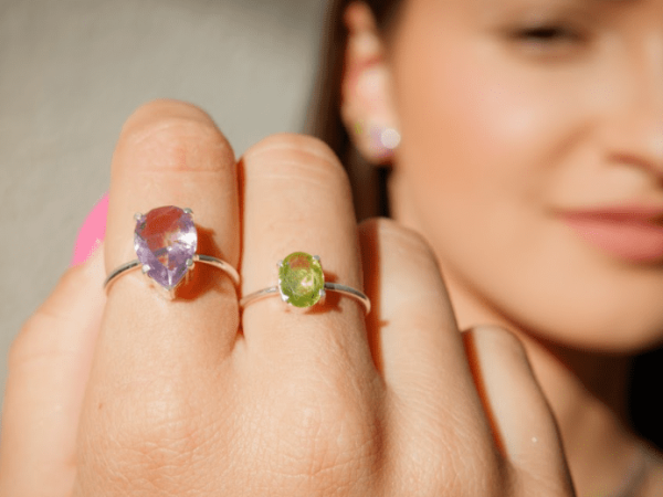 Como escolher o anel perfeito: modelos com pedra natural em destaque