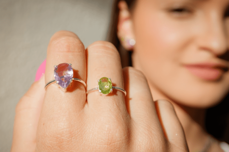 Como escolher o anel perfeito: modelos com pedra natural em destaque