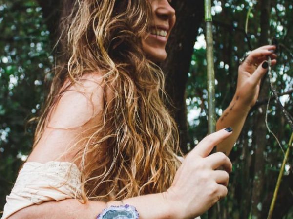 Aprenda a usar braceletes com pedras naturais para deixar seu look incrível