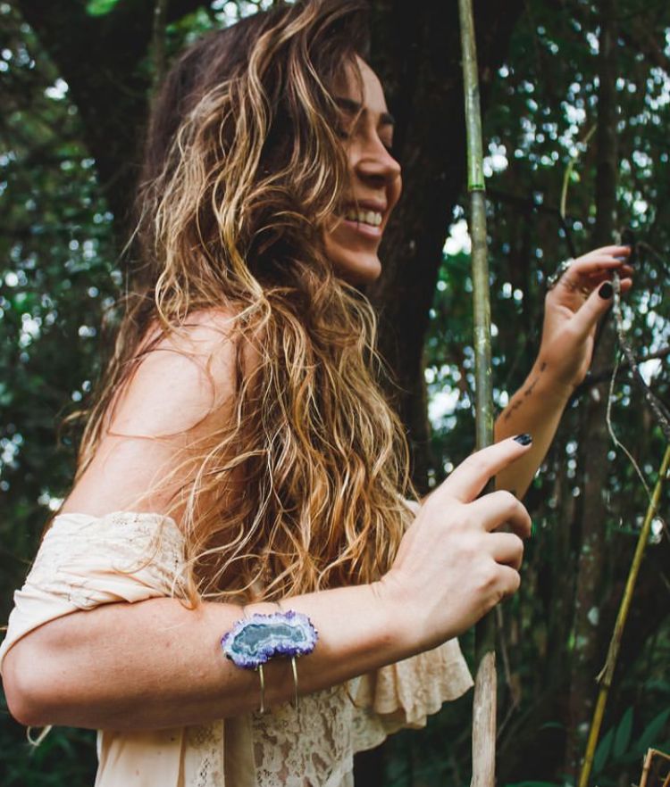 Aprenda a usar braceletes com pedras naturais para deixar seu look incrível