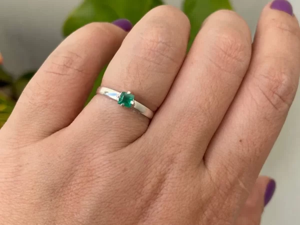 Conheça a beleza do anel de esmeralda