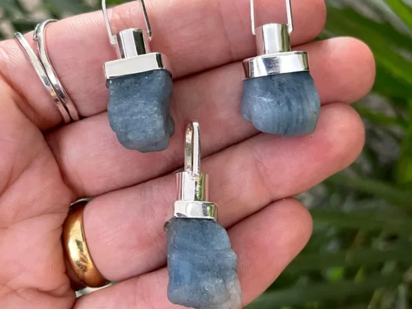 Pedras brutas: conheça as mais belas opções de pingentes