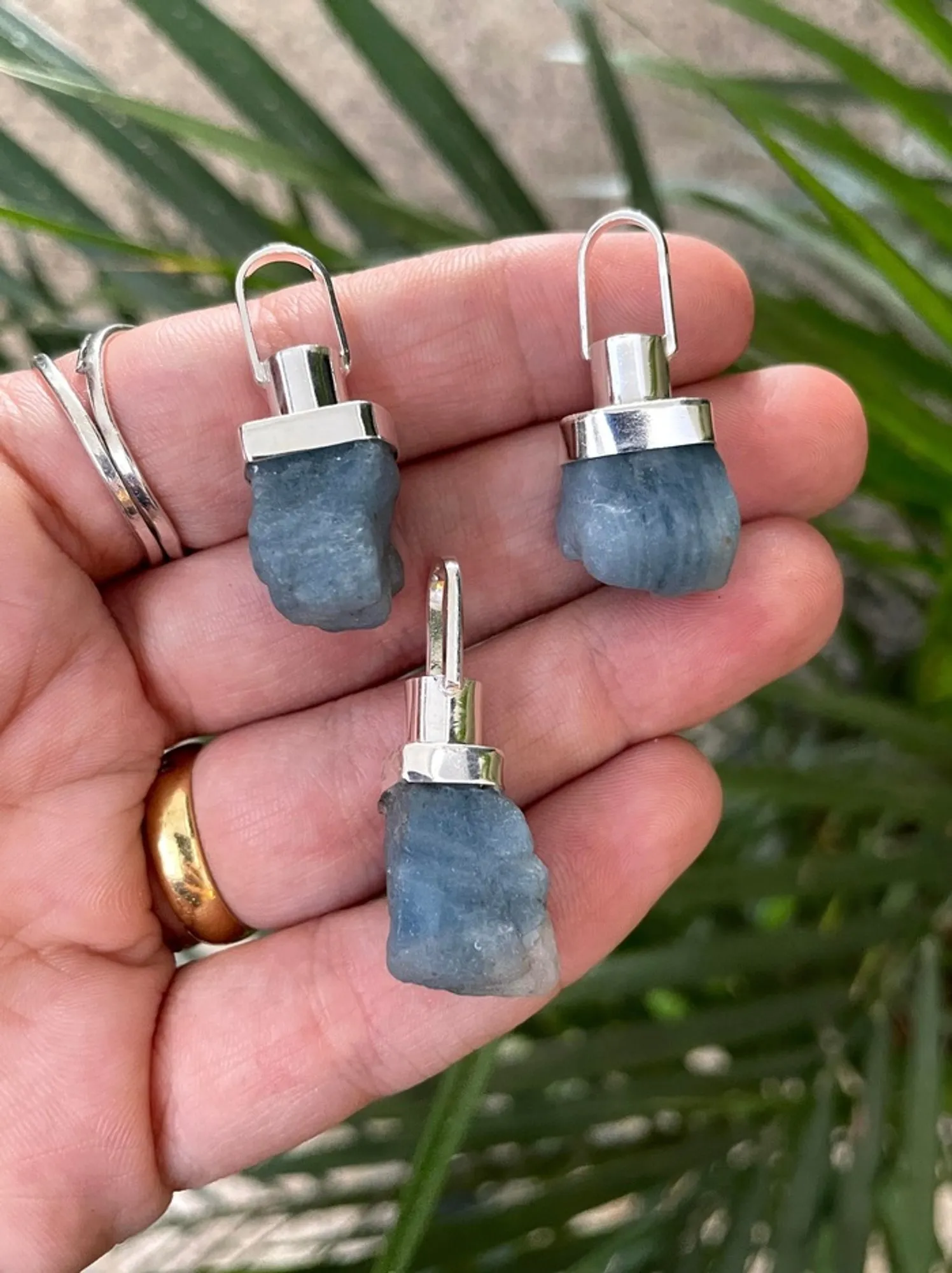 Pedras brutas: conheça as mais belas opções de pingentes